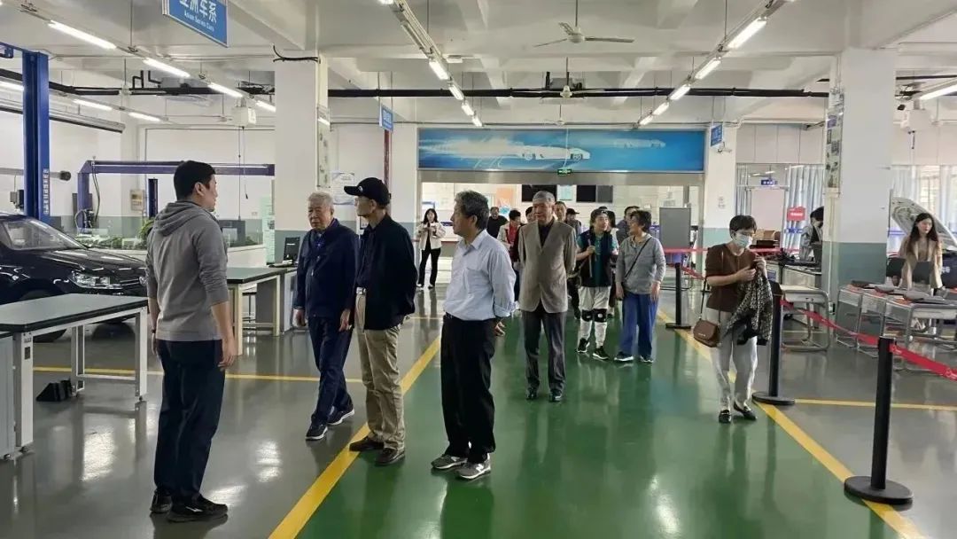 院长李闽洲参加了座谈会