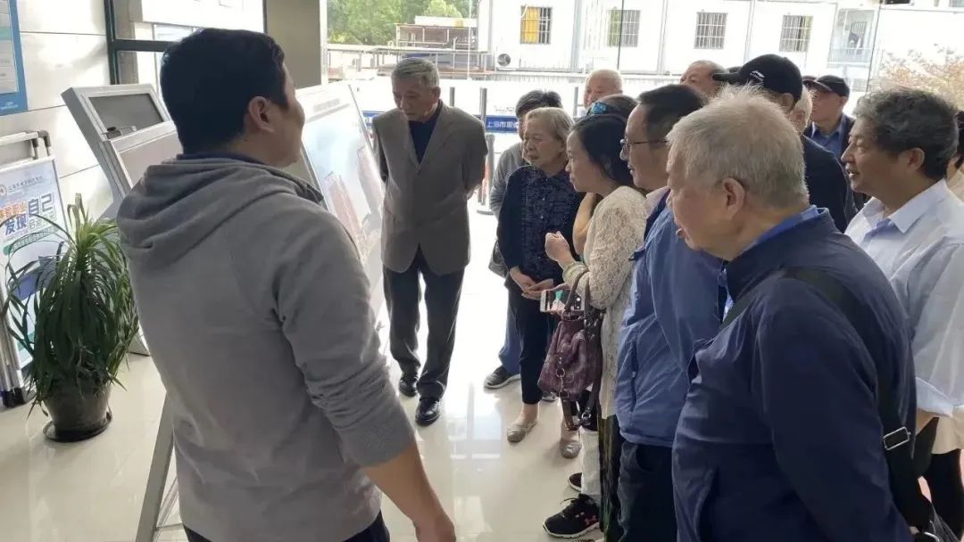 会议由副院长何佩军主持