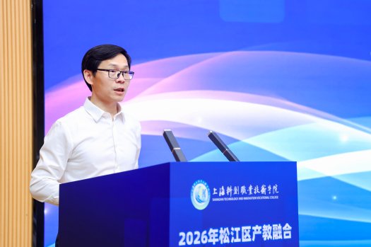 以“重服务 强贡献 聚云间”为主题的