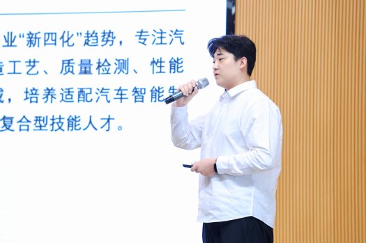 加快构建“2+4”现代化产业体系