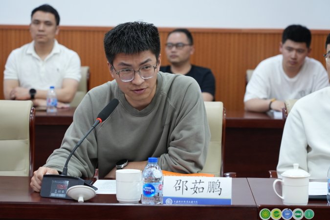 活动由松江开大副校长何佩军主持