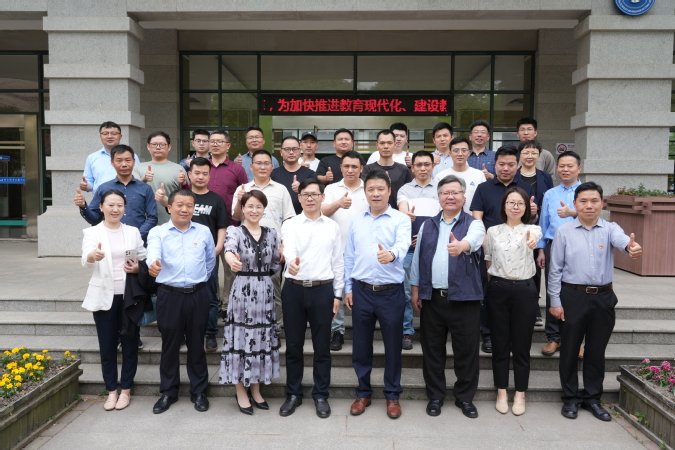 校长李闽洲在致辞中深情回顾了伟本智能
